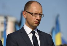 Тернопільська журналістка розповіла історію, як пудрила носа Арсенію Яценюку