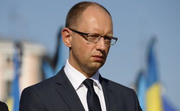 Тернопільська журналістка розповіла історію, як пудрила носа Арсенію Яценюку